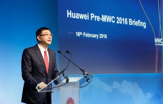 윌리엄 쉬(William Xu) 화웨이 전략 마케팅 부문 대표가 'MWC 2016'에 앞서 18일 사전브리핑을 열고 디지털 전환을 이끌 5대 혁신 트렌드를 발표하고 있다. <br>
