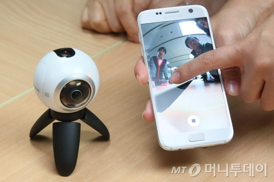 삼성전자의 360도 카메라 '기어 360'으로 찍은 이미지가 실시간 '갤럭시 S7' 디스플레이에 보여지는 모습. <br>
