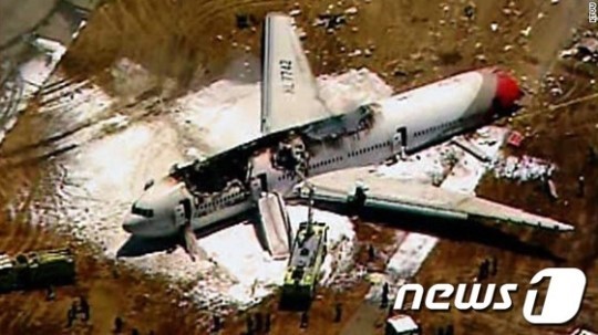 2013년 7월6일 오전 미국 샌프란시스코 공항에서 아시아나항공 214편 B777-200 여객기가 착륙하다 활주로에 충돌하는 사고가 발생했다. 사진은 충돌한 여객기 잔해의 모습. (KTVU 캡처)/사진=뉴스1