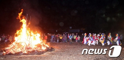 [사진]강동구 '정월대보름 맞이 달집태우기'