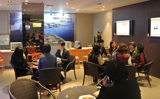 서울 구로동에 마련된 제주 분양형 호텔, 코업시티호텔 하버뷰의 홍보관에서 투자 상담을 받고 있는 사람들의 모습. /사진제공=(주)경성.