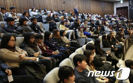 [사진]국회 본회의장 방청석은 만원 '필리버스터 참관 중'