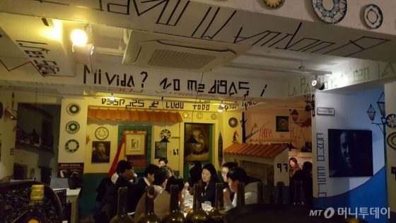 손님들이 정세영 셰프의 레스토랑에서 저녁을 즐기고 있다. /사진=이미영 기자
