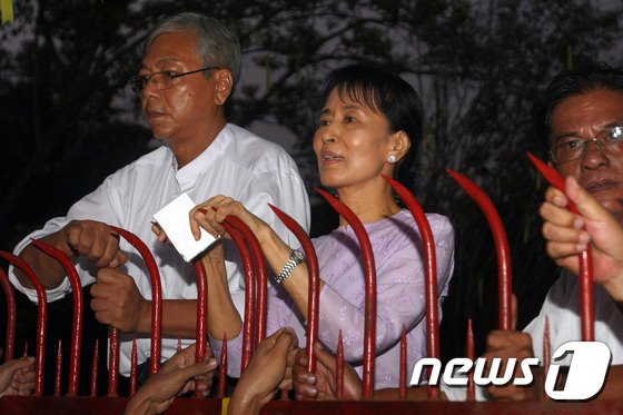 아웅산 수지 여사(가운데)와 미얀마 대통령 후보자로 지명된 틴 쩌(왼쪽). 사진은 2010년 11월 촬영된 것./사진=뉴스1