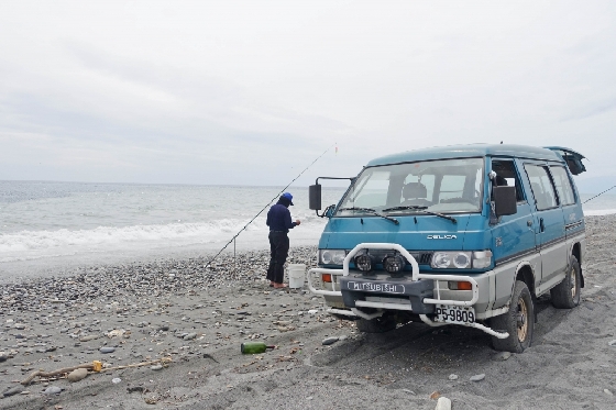 대만 동남쪽 지역, 타이동의 바다에서 만난 한 강태공이 미니버스 앞에서 물고기를 낚고 있다. /사진=김유진 기자