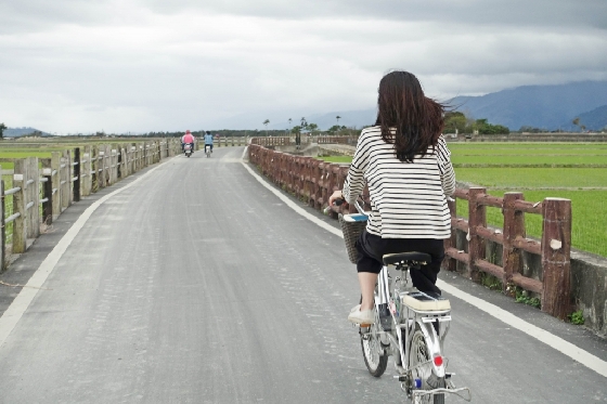한 여행자가 자전거를 타고 타이동 북쪽의 지상(池上) 지역의 자전거도로를 달리고 있다. /사진=김유진 기자