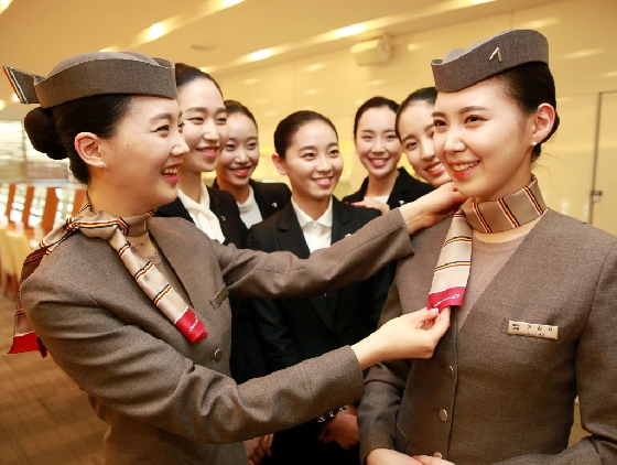 지난 2월 입사한 아시아나항공 신입 객실승무원이 29일 첫 유니폼을 받고 기념촬영하고 있다./사진제공=아시아나항공
