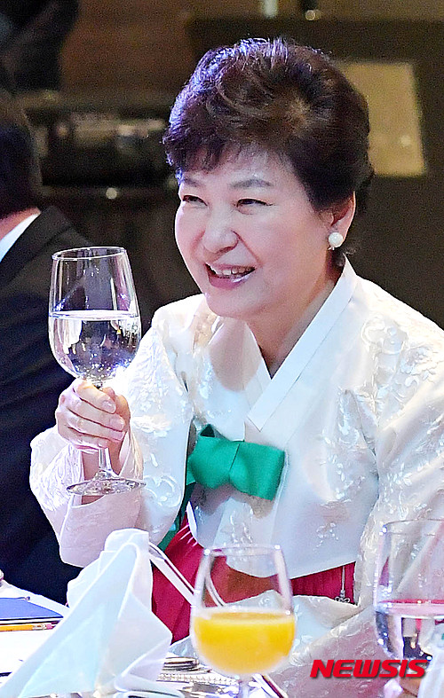 2일(현지시간) 멕시코 공식방문한 박근혜 대통령이 동포 만찬 간담회에 한복 차림으로 참석, 웃으며 건배를 하고 있다/ 사진=뉴시스 