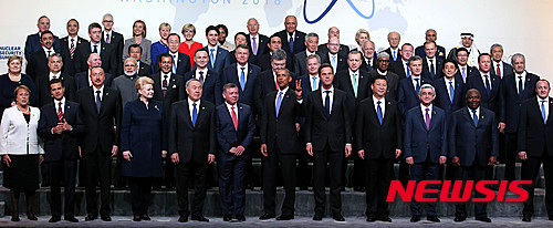 50개국 정상들과 국제기구 대표들이 1일(현지시간) 워싱턴 컨벤션센터에서 열린 핵안보정상회의 본회의를 마친 후 단체사진 촬영을 하고 있다. 사진에 박근혜 대통령과 프랑수아 올랑드 프랑스 대통령은 보이지 않는다. / 사진=뉴시스