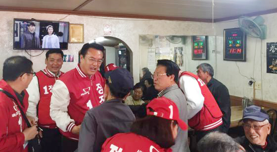 정진석 새누리당 후보가 4일 충남 부여군 외산면 장터 식당에서 주민들과 인사를 나누고 있다. 사진=김세관 기자. 