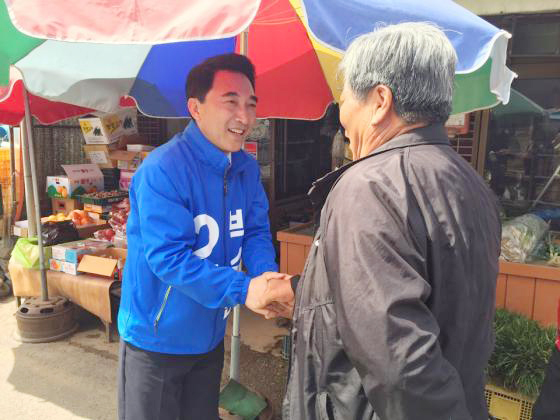 박수현 더불어민주당 후보가 4일 충남 부여군 외산면 장터에서 주민들과 인사를 나누고 있다. 사진=김세관 기자. 