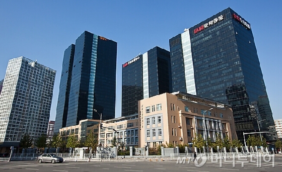 베이징시 도심 고층 빌딩 밀집지역인 젠궈먼와이따지에에 안방그룹 본사 사옥이 우뚝 서있다. 안방그룹은 창립 10년만에 중국 최대 보험사 자리를 꿰차는 등 전무후무한 초고속 성장으로 눈길을 끈다. 