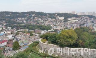 서울 성곽에서 내려다보이는 성북구 성북동 일대 전경. 