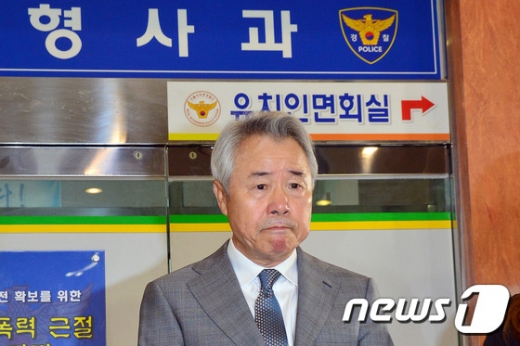 [사진]'경비원 폭행' 정우현 회장 '입 꾹 다물고...'