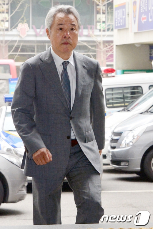 [사진]경비원 폭행 혐의, 정우현 미스터피자 회장 '경찰 출석'