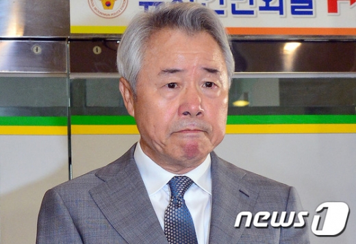 [사진]'경비원 폭행' 혐의 정우현 미스터피자 회장 '눈물이 그렁그렁'
