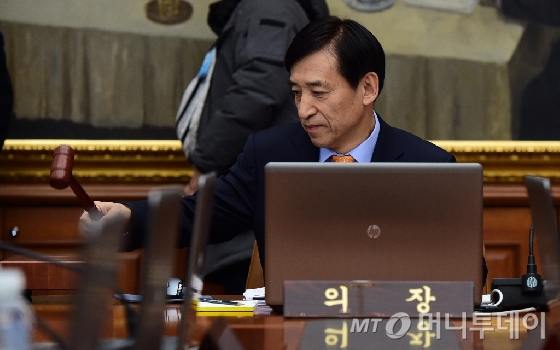이주열 한국은행 총재가 지난달 10월 3월 금융통화위원회에서 회의 시작을 알리는 의사봉을 두드리고 있다. /사진=이기범 기자