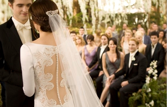 영화 '브레이킹던 Part 1'의 벨라 스완(크리스틴 스튜어트)과 에드워드 컬렌(로버트 패틴슨)의 결혼식. 다양한 색깔의 하객들 복장이 눈에 띈다.