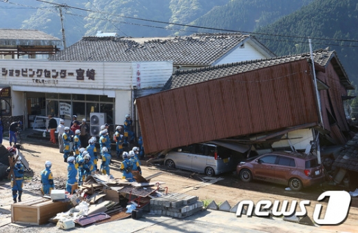 지난 16일 일본 구마모토현을 강타한 2번째 강진으로 인해 무너진 건물. © AFP=뉴스1