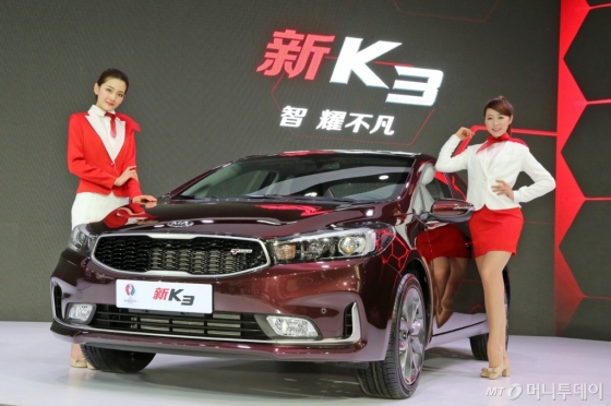 기아자동차가 25일 개막한 베이징모터쇼에서 뉴K3터보를 선보이고 있다. /사진제공=기아자동차