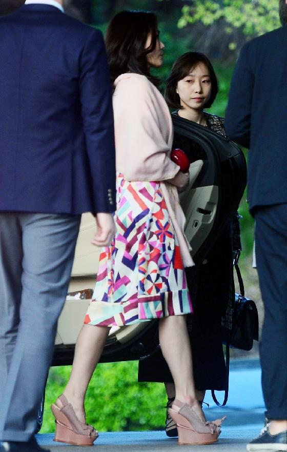 지난 19일 서울 중구 신라호텔에서 열린 '컨데나스트 인터내셔널 럭셔리 콘퍼런스' 전야제 행사에서 이서현 삼성물산 패션부문 사장이 '샤넬 한복'을 입고 행사장에 들어서고 있다. /사진=뉴시스