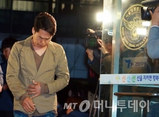 도로교통법 위반(사고 후 미조치) 혐의를 받고 있는 개그맨 이창명이 지난 21일 오후 서울 영등포경찰서로 출석하고 있다. /사진=김창현 기자