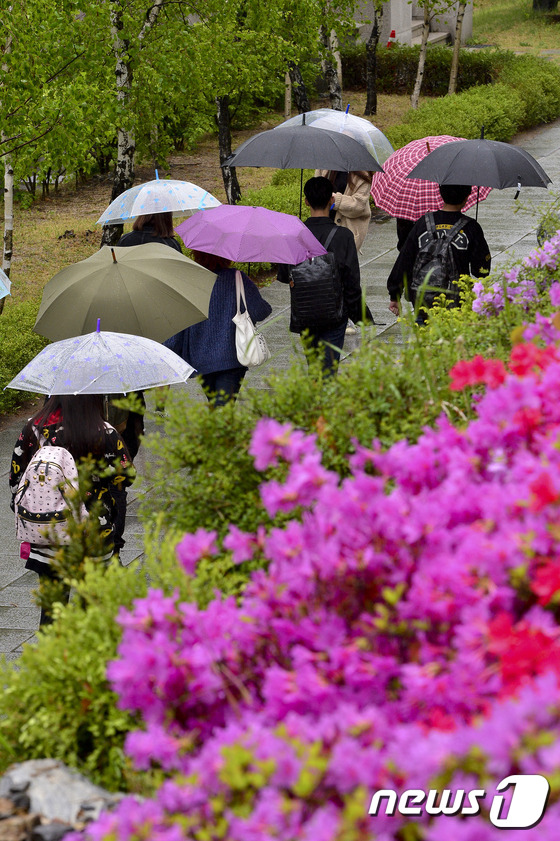 서울 서대문구 이화여자대학교에서 우산을 쓴 학생들이 캠퍼스로 향하고 있다. 기상청은 30일 전국에 구름이 많은 가운데 수도권과 강원도를 중심으로 가끔 비가 올 것이라고 예측했다. /사진=뉴스1