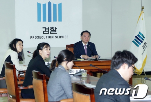 [사진]아동학대 근절 논의하는 김현웅 법무부 장관