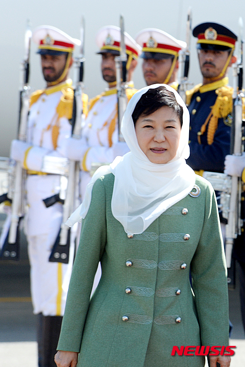 이란식 히잡인 '루싸리'를 두른 박근혜 대통령/ 사진=뉴시스