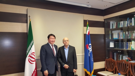 최태원 SK 회장(왼쪽)이 3일(현지시간) 이란 테헤란에 위치한 이란 국영석유회사 NIOC 본사를 방문, 로크노딘 자바디(Roknoddin Javadi) CEO 겸 이란 석유부 부장관과 만나 자원 분야에서의 협력 방안을 논의했다/사진제공=SK