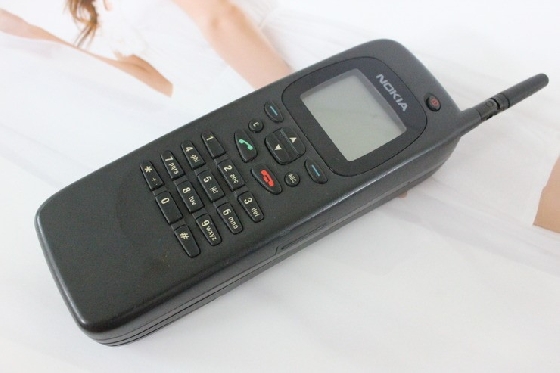 1996년 노키아가 처음 선보여 스마트폰의 효시가 된 '노키아 9000 커뮤니케이터'<br>
