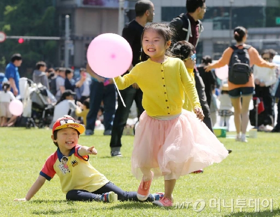 어린이날을 맞은 5일 오후 서울광장에서 아이들이 부모와 함께 즐거운 시간을 보내고 있다.