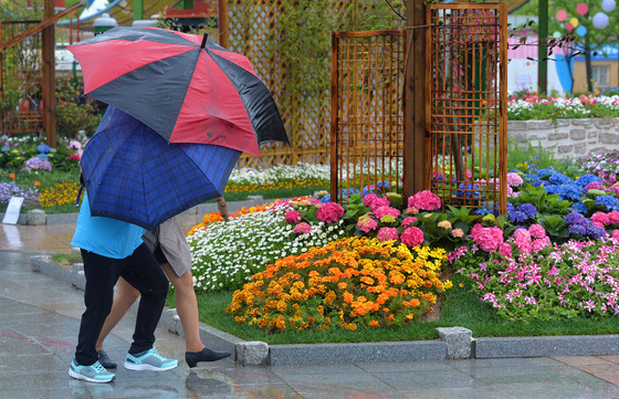 지난 3일 오후 경기도 고양시 일산 호수공원에서 열리고 있는 고양국제꽃박람회를 찾은 관람객들이 비와 강풍을 우산으로 막고 있다. 어린이날인 5일 밤부터 비가 올 것으로 예상된다. /사진=뉴스1