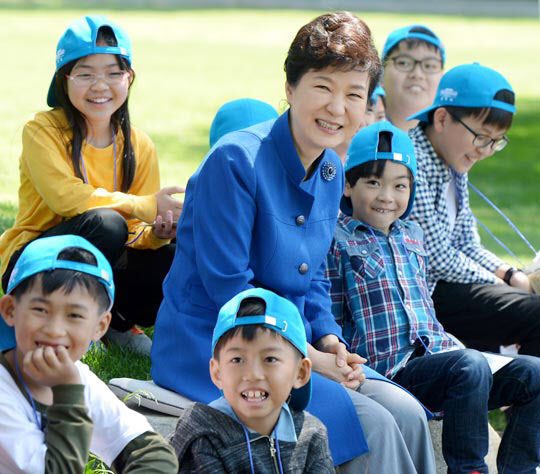 박근혜 대통령이 2015년 5월5일 청와대에서 열린 어린이날 행사에서 어린이들과 즐거운 시간을 보내고 있다/사진=뉴시스