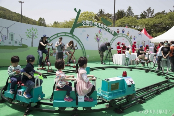 기아자동차가 5일부터 6일까지 이틀에 걸쳐 경기 과천시 서울대공원 분수대 광장 특별 쇼룸에서 '기아 친환경 키즈 오토쇼'를 개최했다. /사진제공=기아자동차