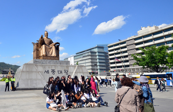 5월4일 서울 광화문광장에서 소풍을 온 학생들이 기념촬영을 하고 있다. /사진=뉴스1
