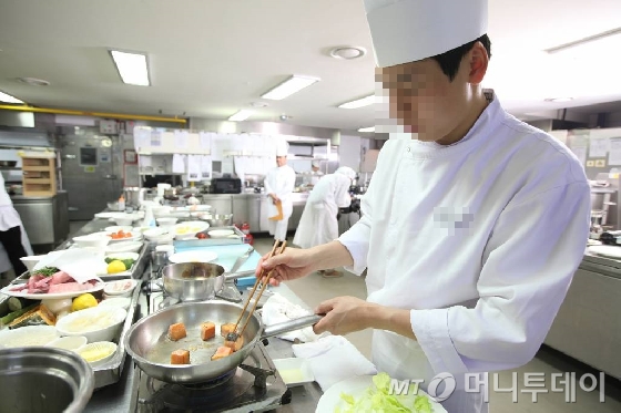 서울의 한 호텔에서 열린 요리경연대회에 참가한 참가자가 요리를 하고 있다. 사진은 기사 내용과 무관함.