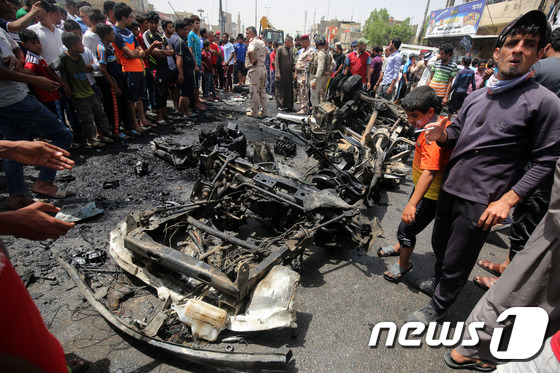 이라크 바그다드 사드르시의 한 시장에서 차량이 폭발해 최소 64명이 죽고 87명이 다쳤다./AFP=뉴스1