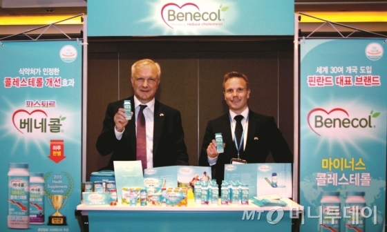 올리 렌(Olli Rehn) 핀란드 경제장관(왼쪽)이 핀란드의 대표적인 건강기능식품 베네콜을 소개하고 있다. 