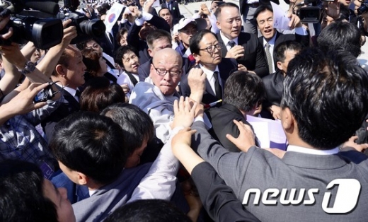 [사진]박승춘에 항의하는 유가족들
