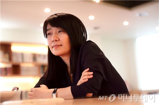 지난 17일(한국시간) 맨부커상을 수상한 작가 한강. /사진제공=창비