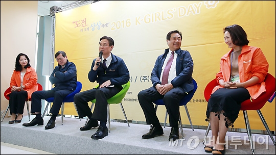 [사진]'K-걸스데이' 참석한 이관섭 차관
