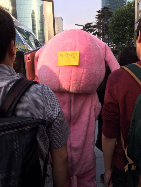 지난 20일 강남역 10번 출구에 핑크 코끼리 탈을 쓴 채 나타난 사람에게 '일베충'이라는 포스트잇이 붙었다. /사진=온라인 커뮤니티