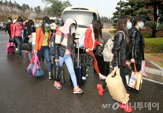 탈북자 13명이 지난달 7일 인천공항을 통해 입국한 후 모처에 도착해 숙소로 걸어들어가고 있다. /사진=뉴스1