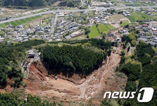 지난 4월 일본 구마모토현에서 발생한 강진으로 발생한 산사태. 이 지진을 비롯해 최근 전 세계 곳곳에서 사건사고가 끊임없이 발생하면서 '안전 여행'의 필요성에 대한 인식이 높아지고 있다. /사진제공=뉴스1