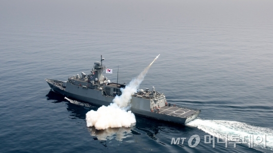 <br> 26일 동해 해상에서 실시된 전투탄 실사격 훈련에서 차기 호위함인 강원함이 표적을 향해 함대함 유도탄(해성-I)을 발사하고 있다./사진=해군제공