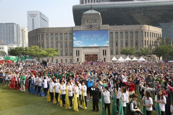 지난 28일 오전 서울 시청광장 및 광화문에서 국제 로타리 ‘3K평화의 걷기’가 진행됐다. 행진에는 자국의 전통의상을 입은 내외국민 5000여 명이 참석했다. /사진제공=에델만코리아