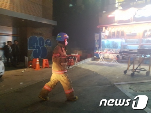 28일 오후 11시 35분께 서울 서교동 홍대앞 카페촌의 한 음식점에서 화재가 발생했다.불이 난 직후 소방차 4대와 경찰이 출동해  진화 작업을 벌이고 있다/ News1=황덕현 기자 © News1