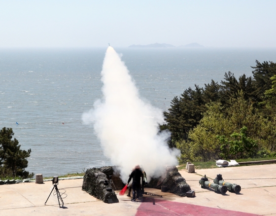 한국형 탐색기를 장착한 휴대용 지대공유도무기 신궁이 품질인증사격 시험을 받고 있다./사진제공=LIG넥스원