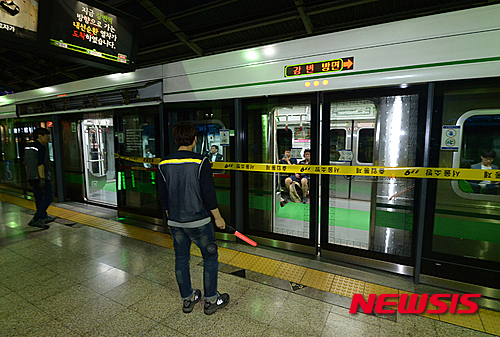 지난 28일 서울 지하철 2호선 구의역에서 스크린도어 유지보수업체 은성PSD 직원 김모씨(19)가 진입하던 열차와 승강장안전문 사이에 끼어 숨지는 사고가 발생했다. / 사진 = 뉴시스